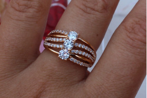 Кільце Xuping Jewelry з трьома каміннями р 16 золотисте