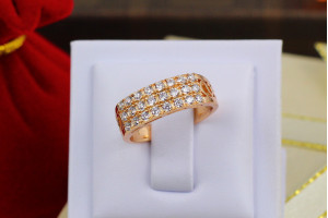 Кільце Xuping Jewelry каміння у три ряди з боків різьблення р 18 золотисте