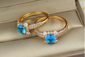 Кільце Xuping Jewelry з блакитним камнем у квадраті з білих каменів р 16 золотисте