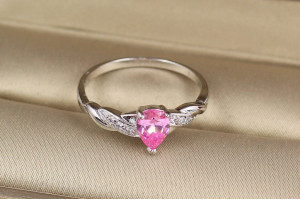 Кільце Xuping Jewelry рожева крапля на хвилястій доріжці р 18 сріблясте