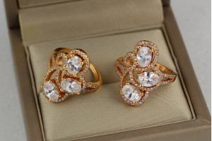 Кільце Xuping Jewelry перстень завитки з трьома великими каменями р 17 золотисте