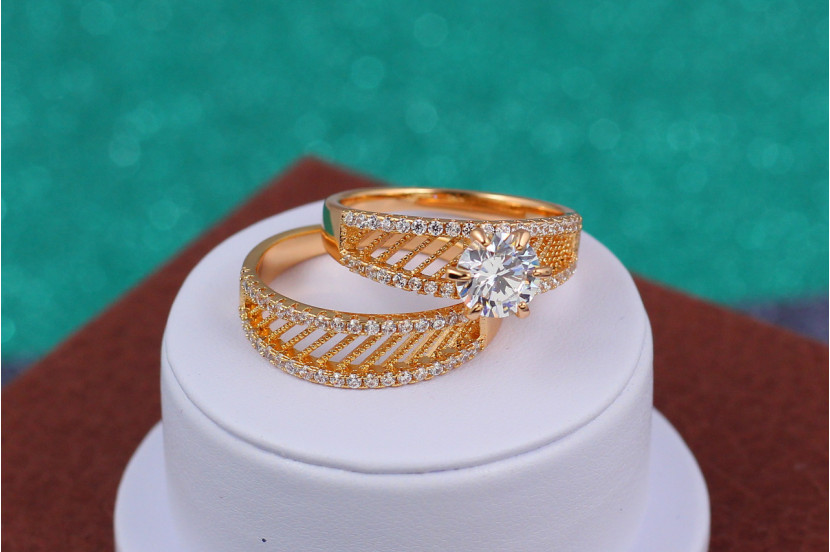 Кільце Xuping Jewelry широке сіточка з каменем р 17 золотисте
