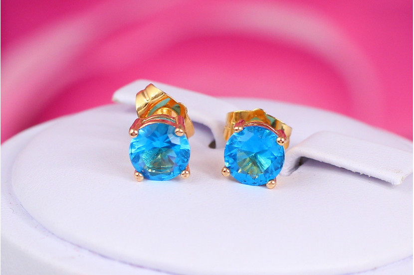Сережки гвоздики Xuping Jewelry з блакитним каменем чотири кріплення 7 мм золотисті