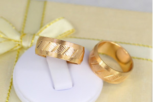 Обручка Xuping Jewelry гранована зі скісними краями 8 мм р 17 золотиста
