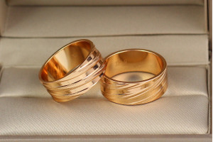 Обручка Xuping Jewelry тіснені косі смужки 8 мм р 20 золотиста