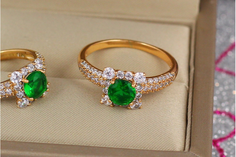 Кільце Xuping Jewelry з зеленим каменем у квадраті з білих каменів р 16 золотисте