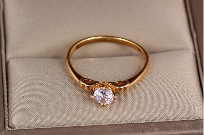Кільце Xuping Jewelry з білим каменем на ніжці корона р 20 золотисте