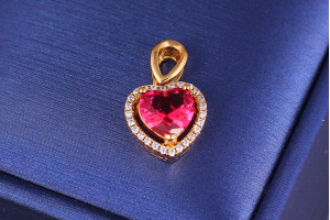 Кулон Xuping Jewelry малинове серце в обідку з дрібних фіанітів для тонкого ланцюга 1.2 см золотистий