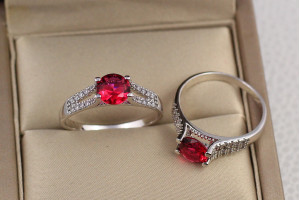 Кільце Xuping Jewelry з червоним камнем на ніжці з двох доріжок з камінчиками р 17 сріблясте