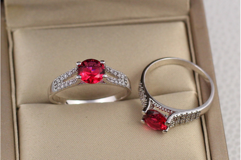 Кільце Xuping Jewelry з червоним каменем на ніжці з двох доріжок з камінчиками р 17 сріблясте