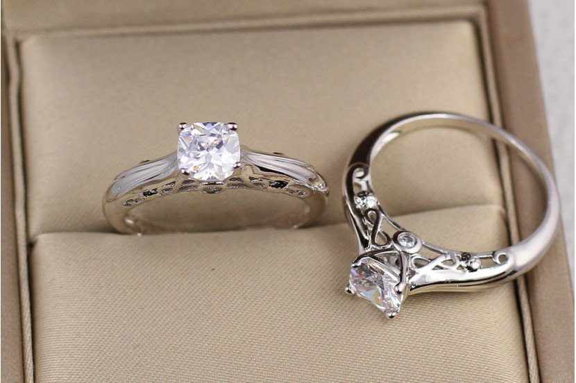 Кільце Xuping Jewelry білий камінь на чотири кріплення на ніжці гребінець р 17 сріблясте