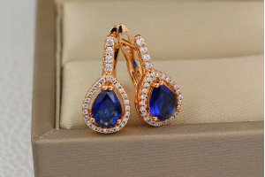 Сережки Xuping Jewelry синя крапля в обідку з камінчиків 2 см золотисті