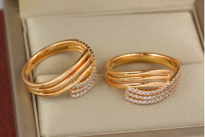 Кільце Xuping Jewelry три зустрічні доріжки гладкі і з каменів р 20 золотисте