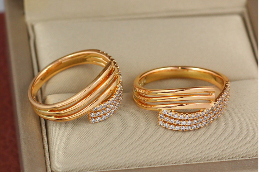 Кільце Xuping Jewelry три зустрічні доріжки гладкі і з каменів р 20 золотисте