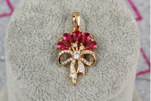 Кулон Xuping Jewelry букет з малиновими каменями з бантиком 2.5 см золотистий