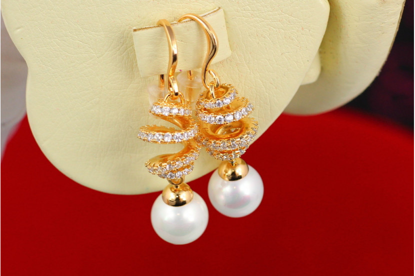 Сережки Xuping Jewelry спіралька з камінчиків з перлиною 3.5 см золотисті
