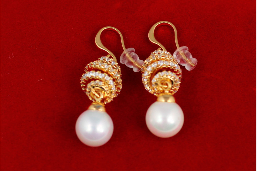 Сережки Xuping Jewelry спіралька з камінчиків з перлиною 3.5 см золотисті