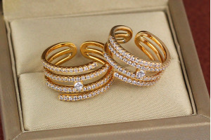 Кільце Xuping Jewelry розсувне чотири доріжки з камінчиків і камінчик по центру р 16 і більше золотисте