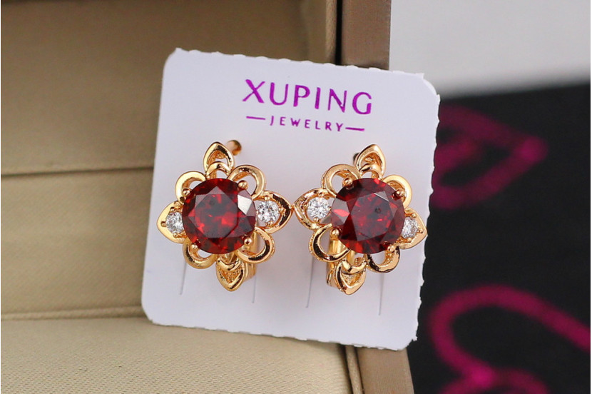 Сережки Xuping Jewelry різьблений ромбик з червоним камінцем 1.5 см золотисті