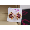 Сережки Xuping Jewelry різьблений ромбик з червоним камінцем 1.5 см золотисті