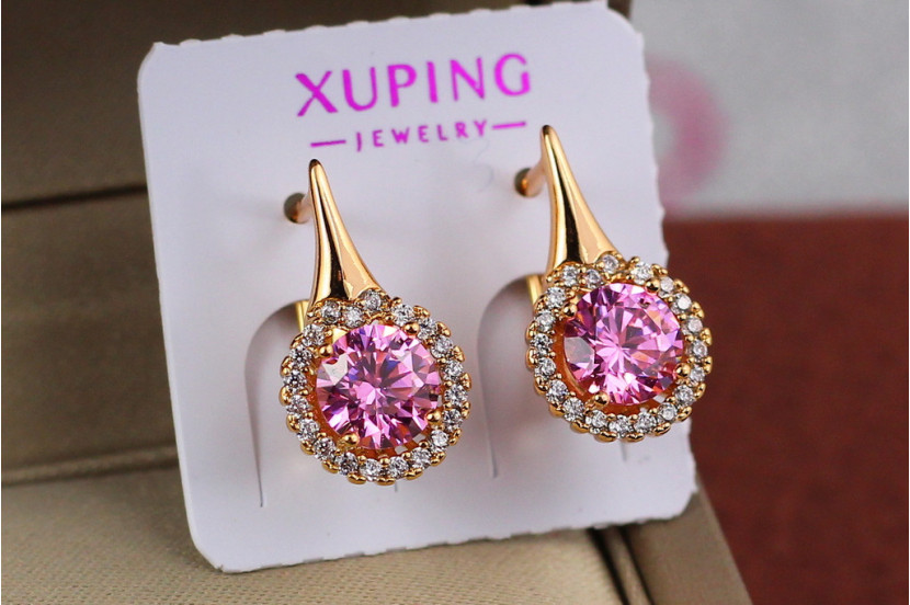 Сережки Xuping Jewelry рожевий камінь в обідку з дрібних фіанітів 1,6 см золотисті