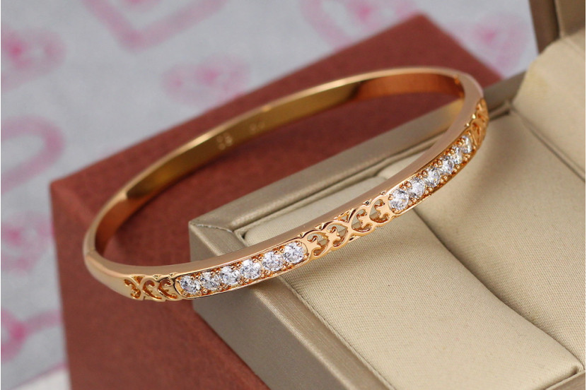 Браслет бенгл Xuping Jewelry камені з вензельними серцями 60 мм 4 мм на руку від 17 см до 19 см золотистий