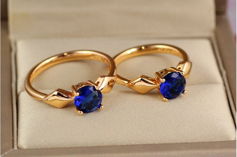 Кільце Xuping Jewelry з синім каменем і ромбами по боках р 17 золотисте