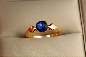 Кільце Xuping Jewelry з синім камнем і ромбами з боків р.