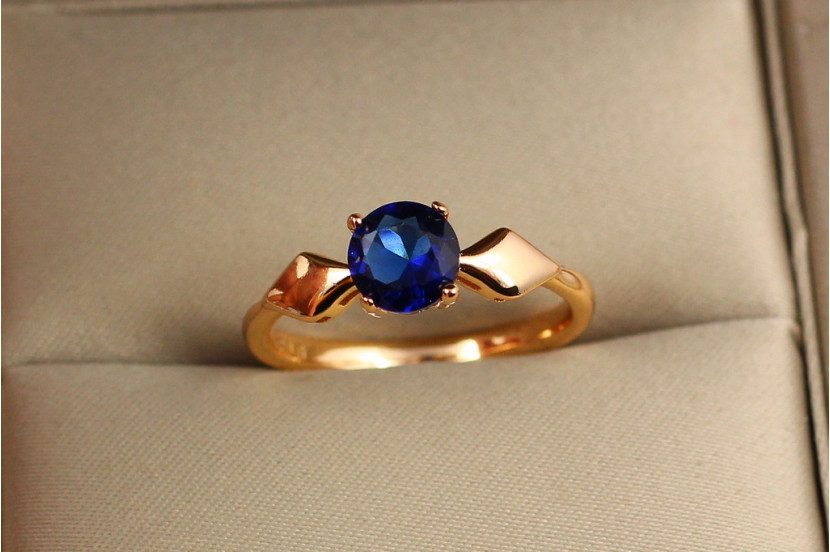 Кільце Xuping Jewelry з синім каменем і ромбами по боках р 17 золотисте