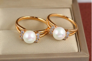 Кільце Xuping Jewelry перлина з трьома камнями з боків р 17 золотисте