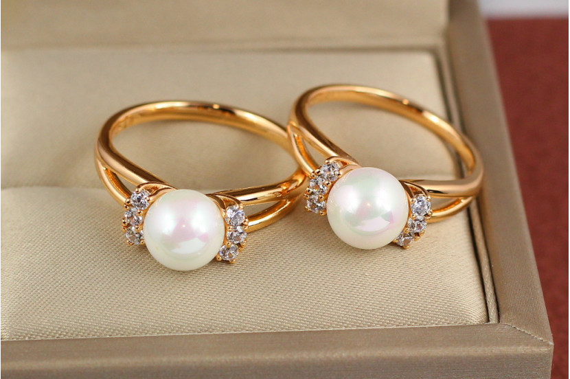 Кільце Xuping Jewelry перлина з трьома каменями по боках р 17 золотисте
