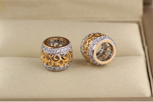 Кулон шарм Xuping Jewelry ажурний візерунок з родієм і фіанітами з боків 8 мм.