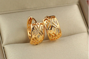 Сережки Xuping Jewelry кільця з різьбленим геометричним орнаментом 1,4 см золоті