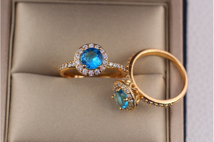 Кільце Xuping Jewelry блакитний камінь із дрібними фіанітами по колу р 16 золотисте