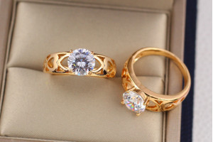 Кільце Xuping Jewelrу заручальне з камнем 8 мм і серцем з боків р 18 золотисте
