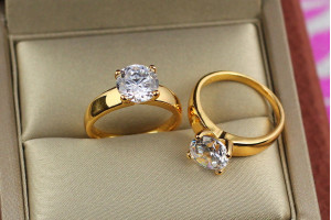 Кільце Xuping Jewelry широке з білим камнем 7 мм р 16 золотисте