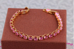 Браслет Xuping Jewelry одна доріжка з розовими каменями біля квадратної оправи 19см 5 мм золотистий