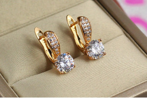 Сережки Xuping Jewelry ранковий світанок з білим камнем 1.7 см золотисті
