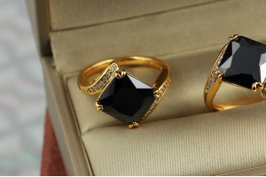 Кільце Xuping Jewelry чорний квадрат р 17 золотисте
