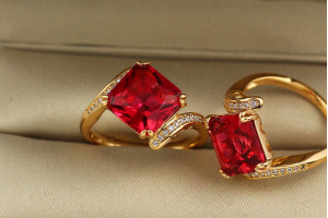 Кільце Xuping Jewelry червоний квадрат р 16 золотисте
