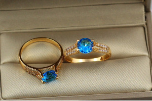 Кільце Xuping Jewelry з блакитним каменем на ніжці з двох доріжок з камінцями р 20 золотисте