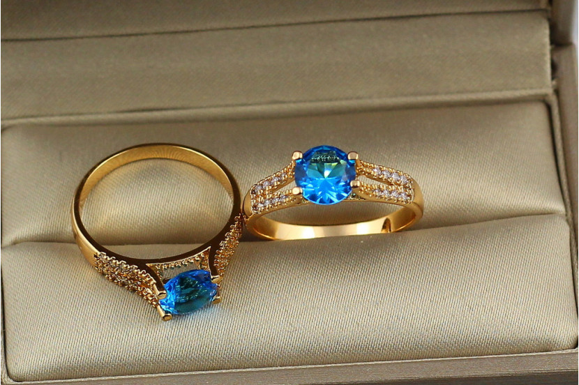 Кільце Xuping Jewelry з блакитним каменем на ніжці з двох доріжок з камінцями р 19 золотисте