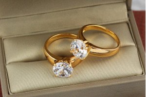 Кільце Xuping Jewelry широке з білим камнем 10 мм р 20 золотисте