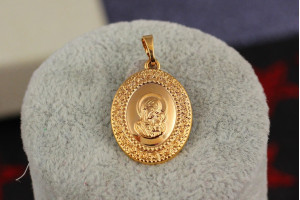 Ладанка Xuping Jewelry овальна Марія з немовлям 2.5 см золотиста