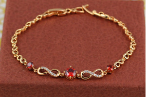 Браслет Xuping Jewelry вісімки з трьома круглими червоними каміннями по центру 19 см 8 мм золотистий