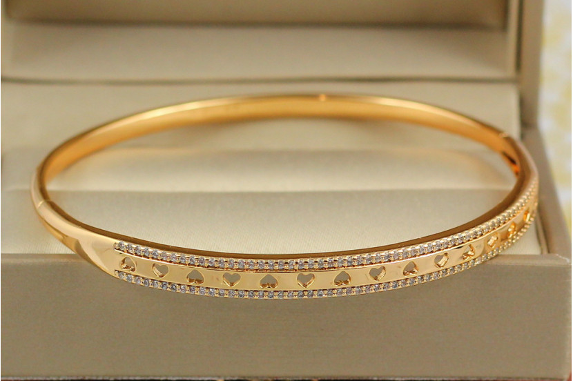 Браслет бенгл Xuping Jewelry зі сквозними серечками 60 мм 5 мм на руку від 16см до19 см золотистий