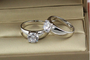 Кільце Xuping Jewelry широке гладке з білим камінням 8 мм р 17 сріблясте
