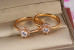 Кільце Xuping Jewelry з білим каменем 5 мм на шість кріплень у колі камінців р 20 золотисте