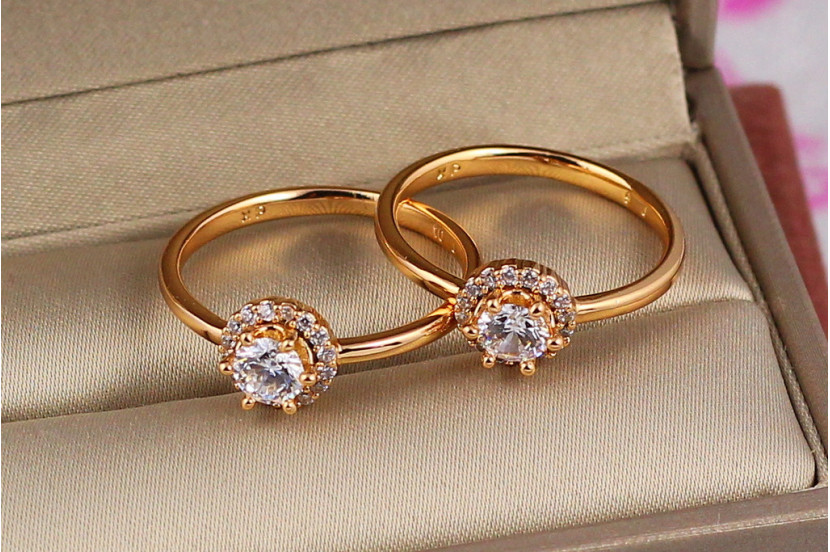 Кільце Xuping Jewelry з білим каменем 5 мм на шість кріплень у колі камінців р 20 золотисте