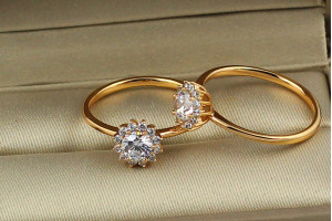 Кільце Xuping Jewelry ніжність з білим камнем р 19 золотисте